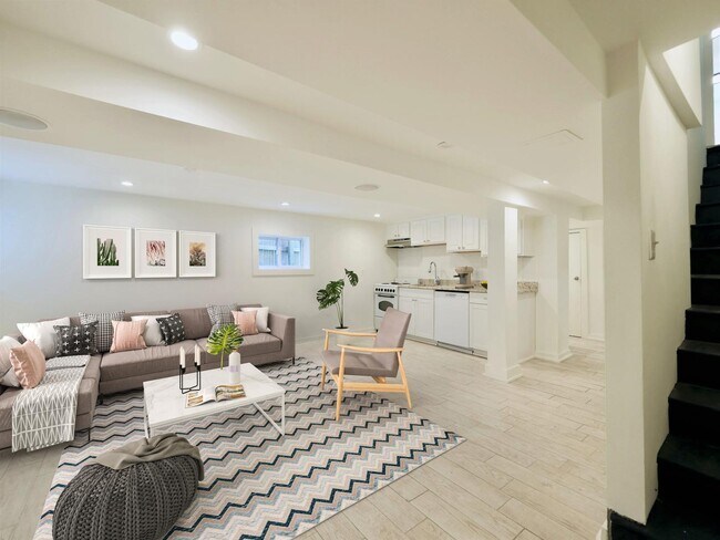 Foto del edificio - Charming & Spacious Row Home for Rent in V...