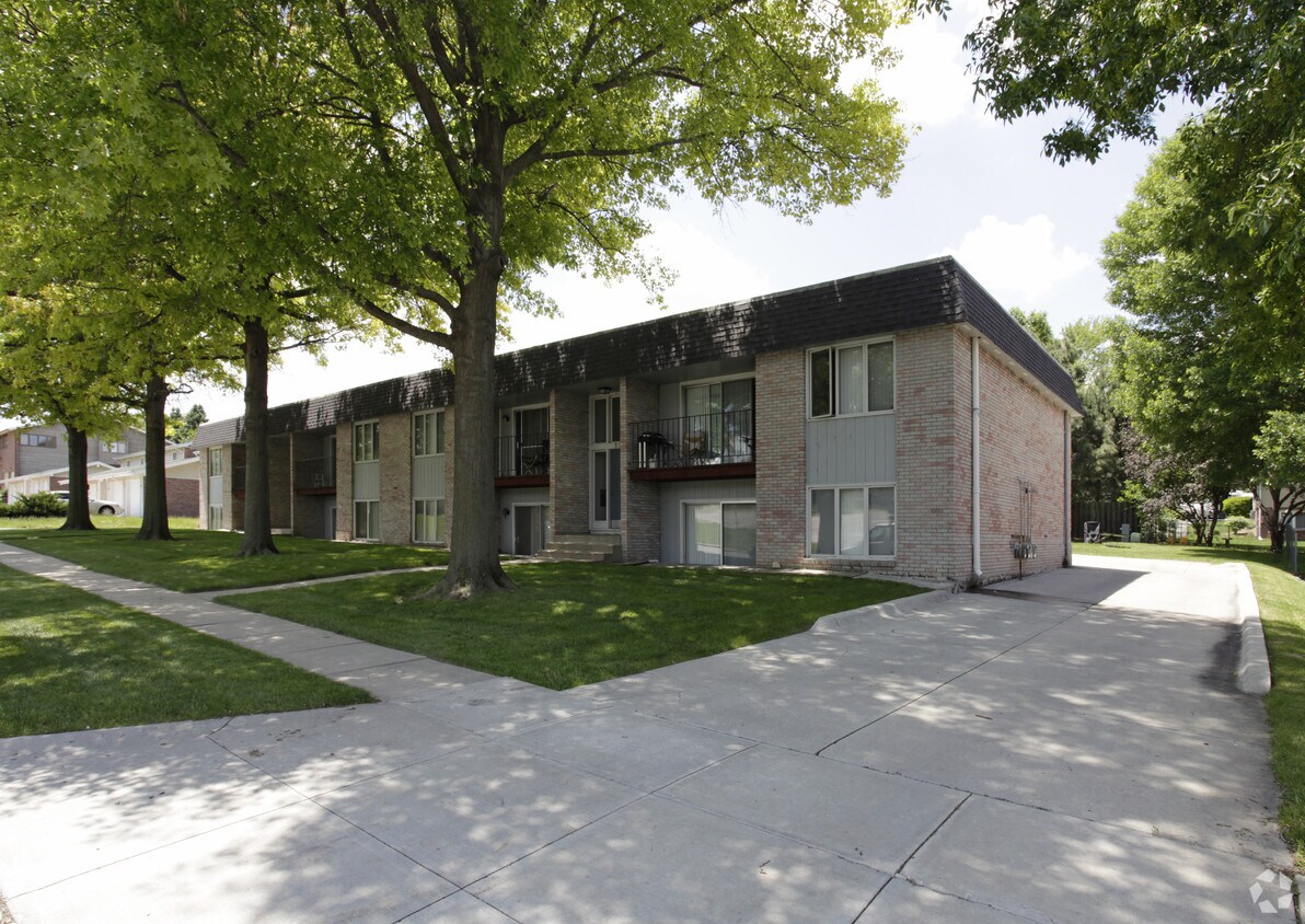 5521 Canterbury Ln, Lincoln, NE 68512 Apartments in Lincoln, NE