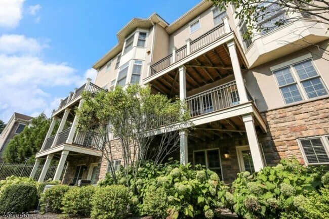 Building Photo - 10 Howland Ter