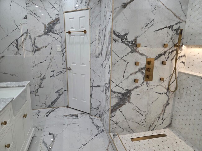 Foto del edificio - 7019 Brody Ln