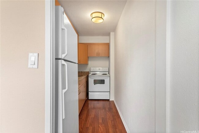 Building Photo - Available now! 1BD/1BA/1PKG at Hawaiiana Gardens in Waikiki.