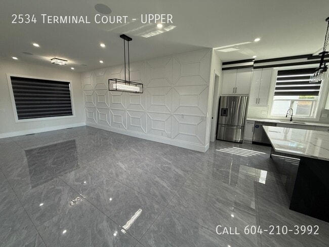 Building Photo - Brand New Luxurious Upper