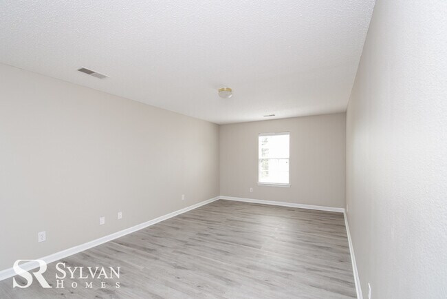 Building Photo - Spacious 5 bedroom 3.5