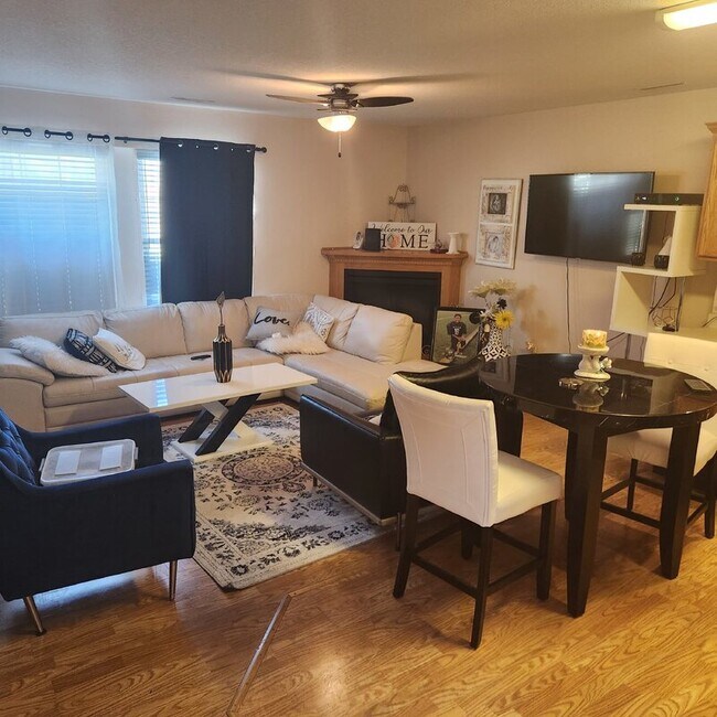 1022 10th Ave NW, Altoona, IA 50009 Townhome Rentals in Altoona IA