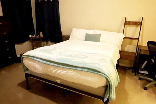 Building Photo - 1610 Windridge Dr