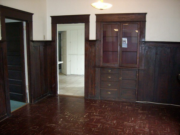 Foto del edificio - Vintage home on bus line with detached garage