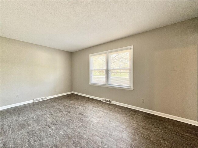 Building Photo - Well Maintained 3 Bedroom/2 Bathroom Home