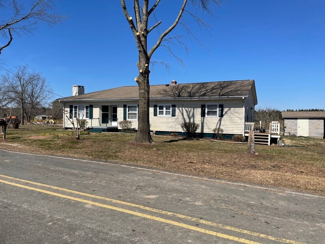 Primary Photo - 3 Bedroom Ranch Convenient to I-85