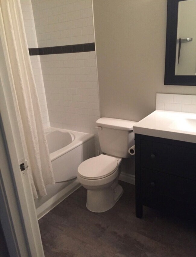 Building Photo - 1 Bed 1 Bath Unit in Edmonton, AB