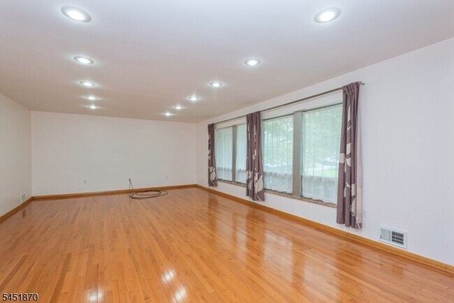 Foto del edificio - 681 Easton Ave