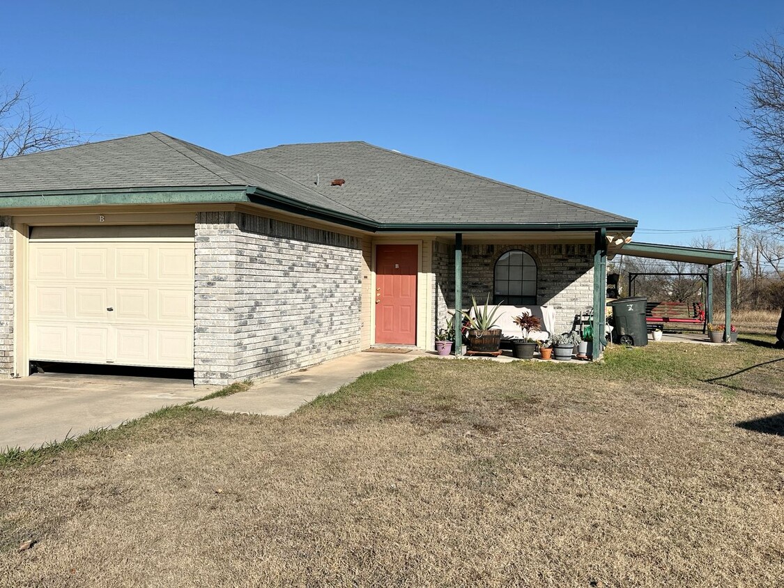 Primary Photo - 501 Angus Cir