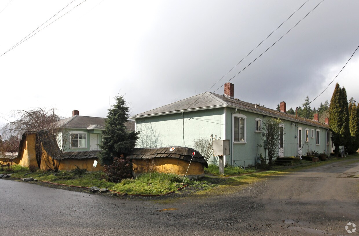 Building Photo - 6601-6619 SE 58th Ave