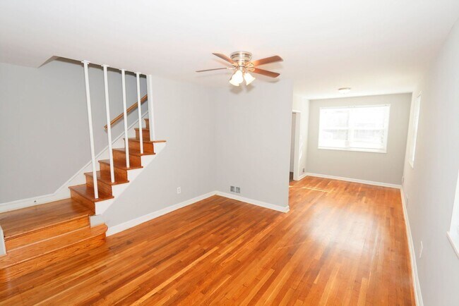 Building Photo - Charming Deanwood 2 bedroom TH with large ...