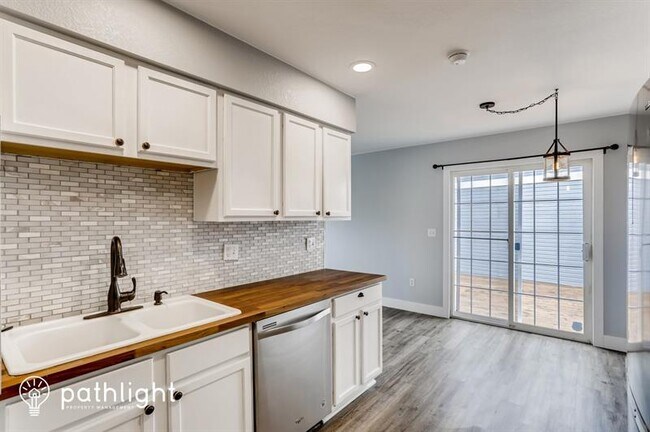 Foto del edificio - 1592 S Buckley Circle