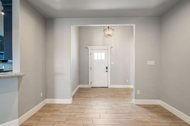 Building Photo - 328 Kenwood Ave