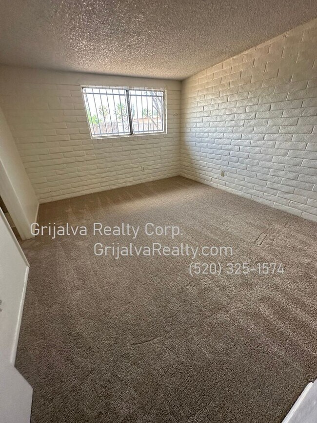 Foto del edificio - East Side 5 Bedroom, 2 Bath House for Rent (Stella/Kolb)