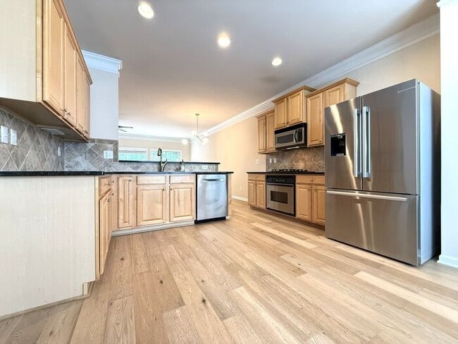 Building Photo - Sandy Springs 3 Bed-3.5 Bath Townhouse in Gated Cambridge, Hardwoods on Main!
