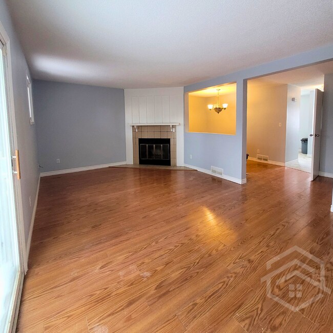Photo du bâtiment - 3-Bedroom Townhouse in Woodstock!!
