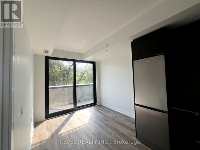 Building Photo - 3009-3009 Novar Rd