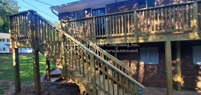 Building Photo - 829 W. Seventh Street Apt #7