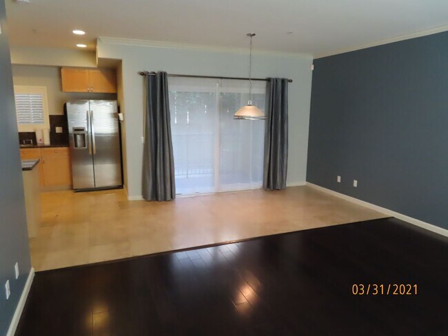 Building Photo - Two Bedroom 2.5 bath Townhome in South Par...
