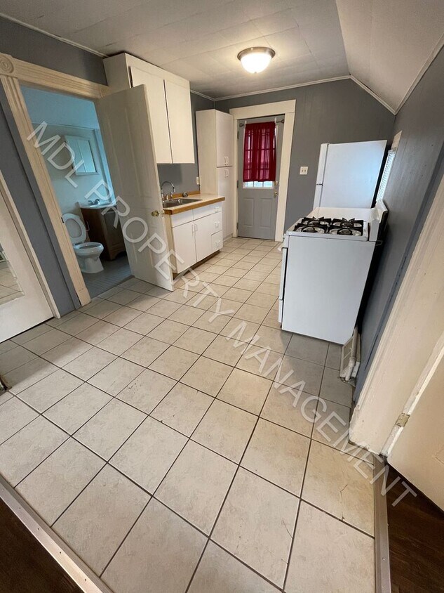 Building Photo - One Bedroom, West Side Bay City