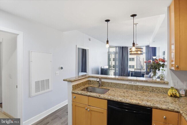 Building Photo - 3600 S Glebe Rd