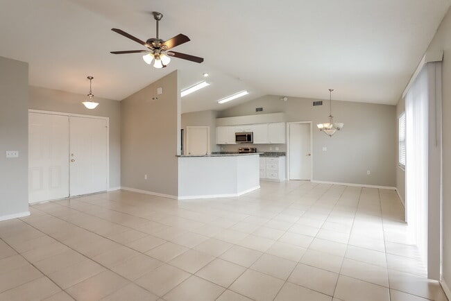 Building Photo - 7905 Apple Blossom Dr