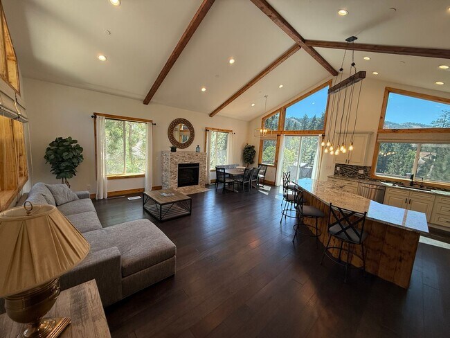 Foto del edificio - Stunning 4-Bedroom Home with Amazing Views...