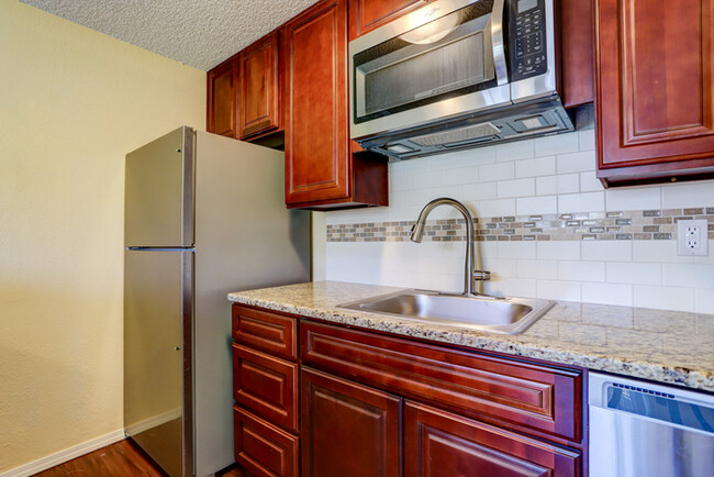 Building Photo - Spacious 2 Bed 1 Bath In Quiet Community