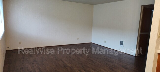 Foto del edificio - 409 W First Ave