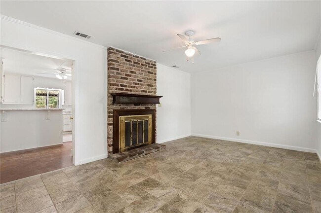 Building Photo - 105 Village Cir W