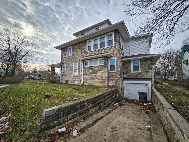 Building Photo - 4831 E Washington St