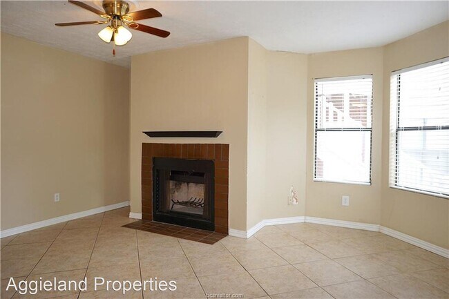 Building Photo - 1 br, 1 bath House - 4441 Old College Rd #...