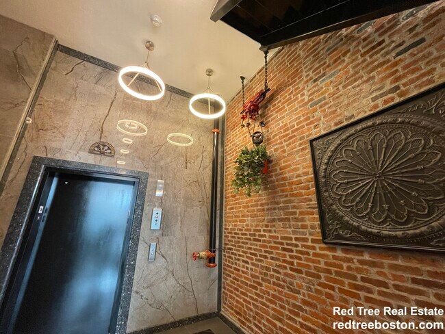 Building Photo - 1018 Commonwealth Ave