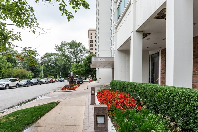 Building Photo - 1700 E 56th St