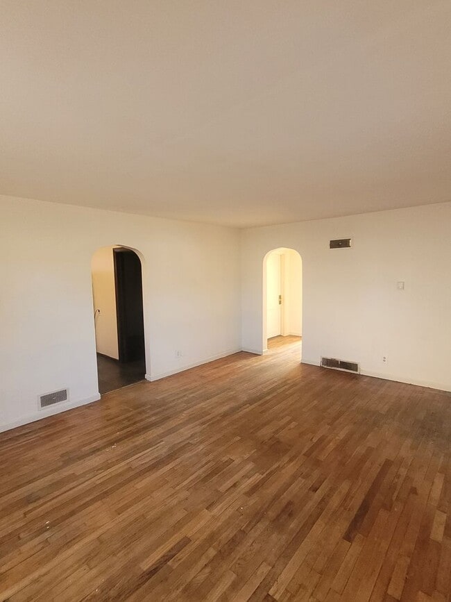 Building Photo - 2 Bedroom Home, Central