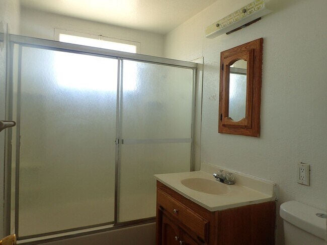 Building Photo - Cute 2bd 1 ba