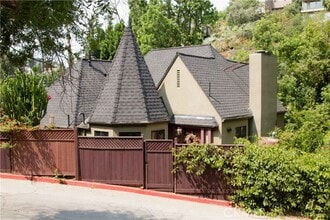 Building Photo - 2318 Holly Dr