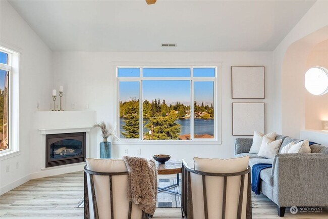 Foto del edificio - Martha Lake VIEWS; Top floor unit