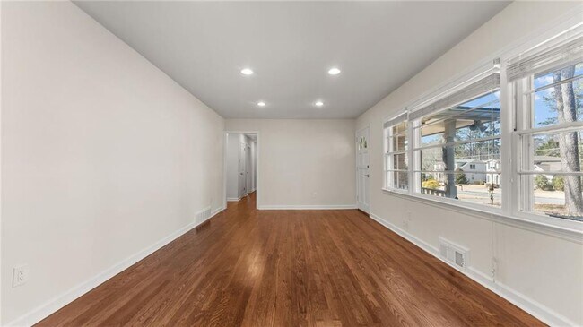 Building Photo - 2038 S Akin Dr