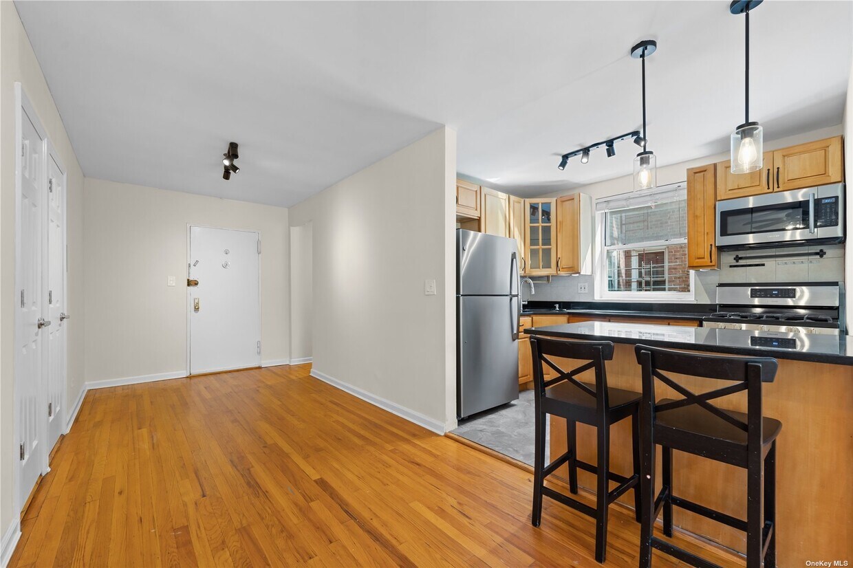 Foto principal - 102-21 63rd Rd