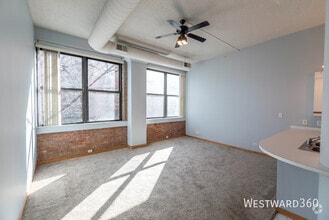 Building Photo - 812 W Van Buren St