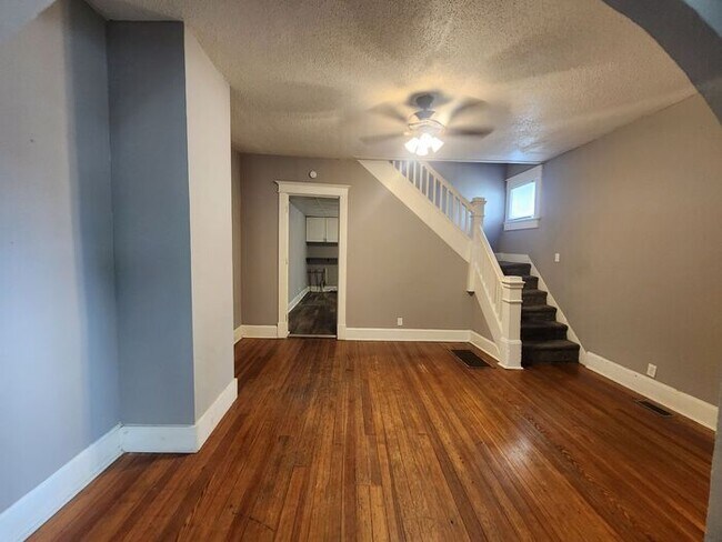Building Photo - 2 Bedroom, 1.5 Bathroom home conveniently located on Terre Haute's desirable southeast side near ...
