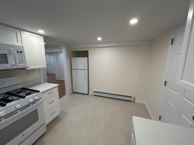 Kitchen - 90 Havemeyer Ln