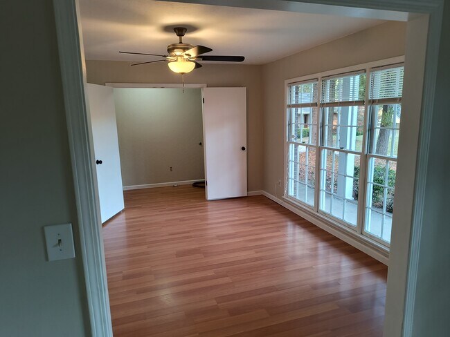 Foto del edificio - 1713 Ashwood Ct