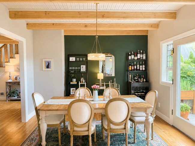 Foto del edificio - Elegant French Country Home with Lake Washington & Mount Rainier Views