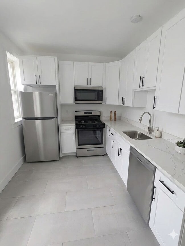 Building Photo - 1945 W Augusta Blvd