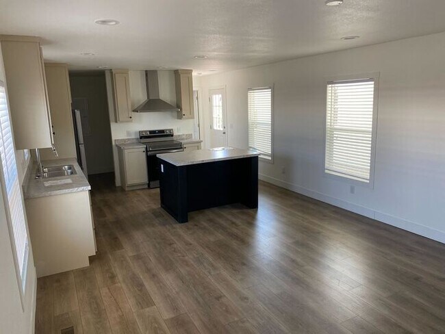 Foto del edificio - 2060 N Center St