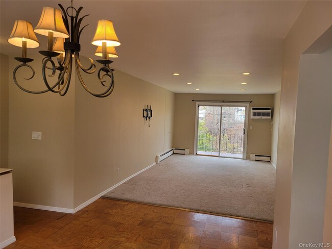 Building Photo - 100 Town House Village